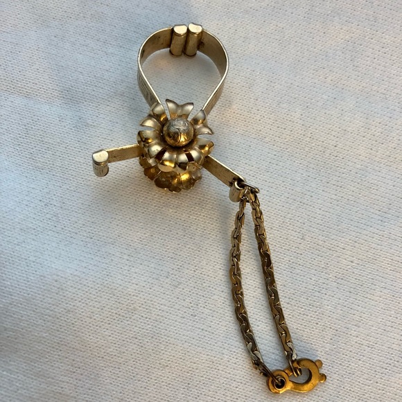 Vintage Mid-Century- Floral/Flower etched Glove Clip- light goldtone w/ chain - Picture 4 of 5